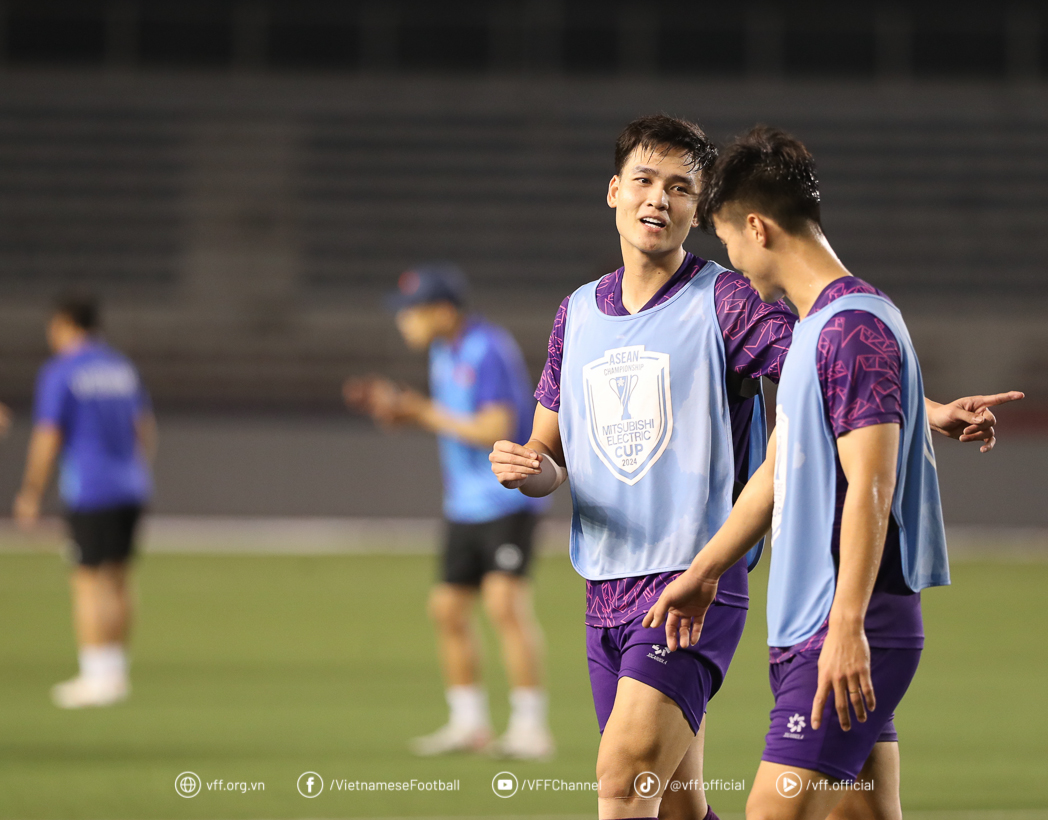 Đội tuyển Việt Nam bước vào buổi tập đầu tiên trên sân Rizal Memorial - Ảnh 8.