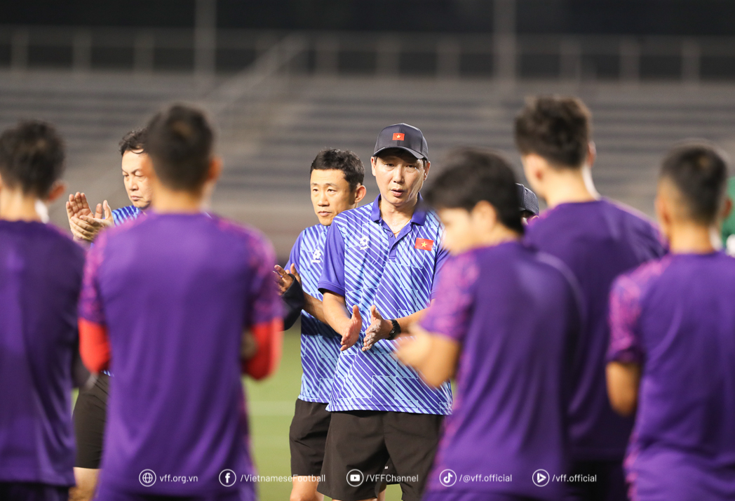 Đội tuyển Việt Nam bước vào buổi tập đầu tiên trên sân Rizal Memorial - Ảnh 10.