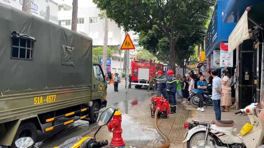 TP Hồ Chí Minh: Xảy ra cháy tại một cửa hàng kinh doanh ăn uống ở quận 3 - Ảnh 1.