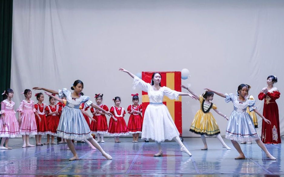 50 vũ công tham gia vở ballet The Nutcracker trong mùa Giáng sinh 2024 - Ảnh 1.