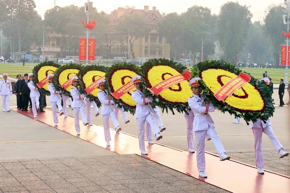 Lãnh đạo Đảng và Nhà nước viếng Chủ tịch Hồ Chí Minh nhân ngày thành lập QĐND Việt Nam - Ảnh 1.