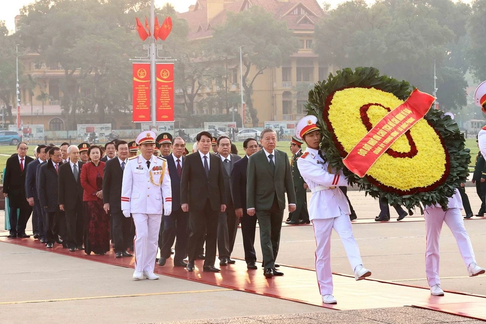 Lãnh đạo Đảng và Nhà nước viếng Chủ tịch Hồ Chí Minh nhân ngày thành lập QĐND Việt Nam - Ảnh 2.