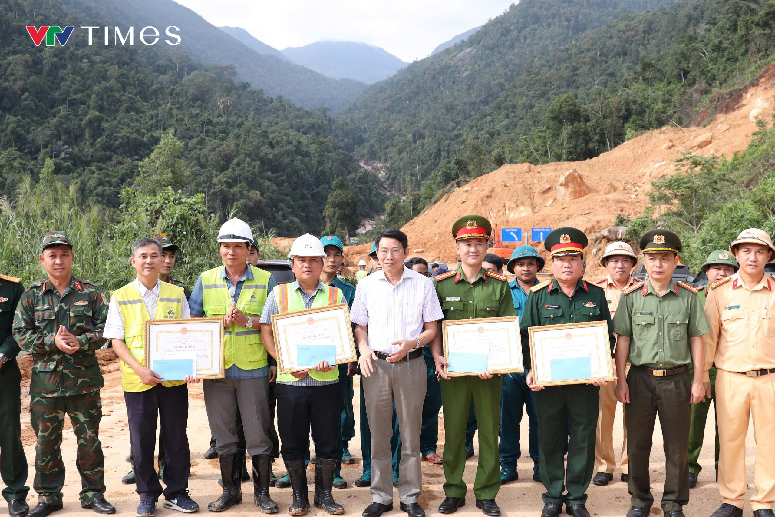 Tặng bằng khen 4 tập thể cứu hộ, cứu nạn sạt lở đèo Khánh Lê - Ảnh 2.