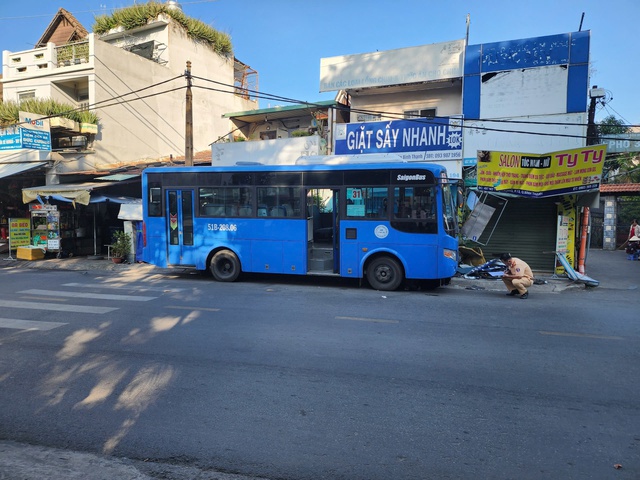 Xe bus lao qua đường tông xe máy và xe đạp, 2 người bị thương - Ảnh 1.