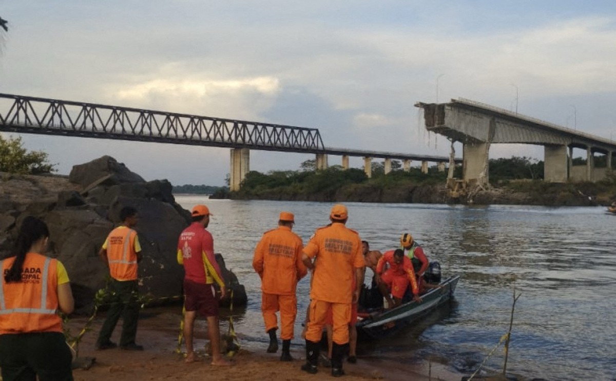 Nước nhiễm axit cản trở công tác cứu hộ vụ sập cầu ở Brazil  - Ảnh 1.