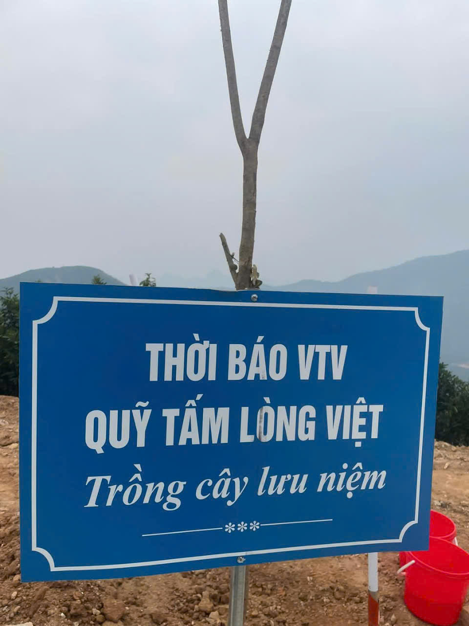 Bà con Làng Nủ gặp mặt và nhận quà từ các nhà hảo tâm - Ảnh 12.