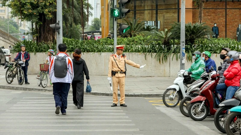 Hà Nội triển khai 20 ngã tư an toàn giao thông, kéo giảm ùn tắc - Ảnh 1.