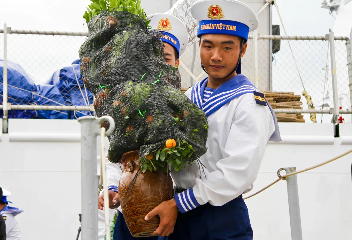 Những chuyến hàng mang tết đến với Trường Sa - Ảnh 1.