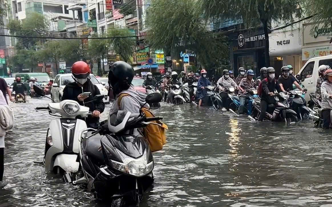 TP Hồ Chí Minh mưa lớn gây ngập nặng nhiều tuyến đường - Ảnh 1.