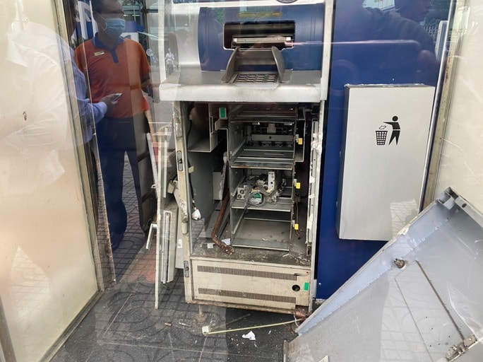 Cuối năm, cảnh giác thủ đoạn đánh cắp thông tin thẻ khi rút tiền ở máy ATM - Ảnh 1.