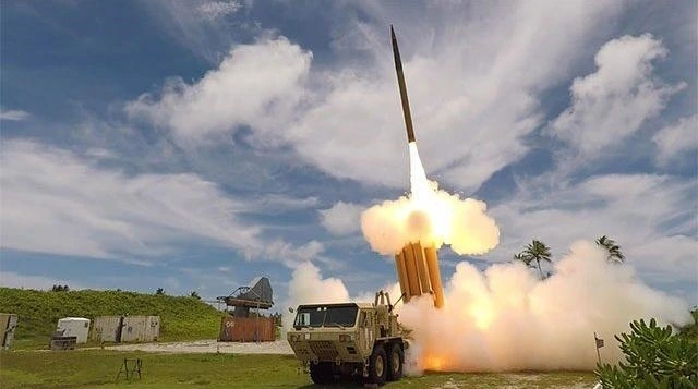 Hệ thống phòng thủ THAAD của Mỹ lần đầu hỗ trợ Israel đánh chặn tên lửa đạn đạo của Houthi - Ảnh 1.