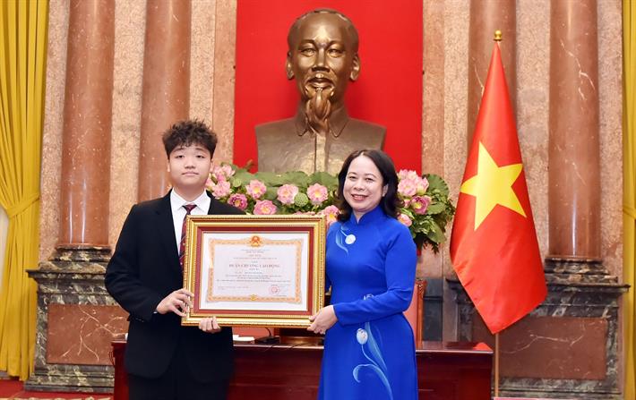 Tuyên dương học sinh đoạt giải Olympic và khoa học kỹ thuật quốc tế 2024 - Ảnh 2.