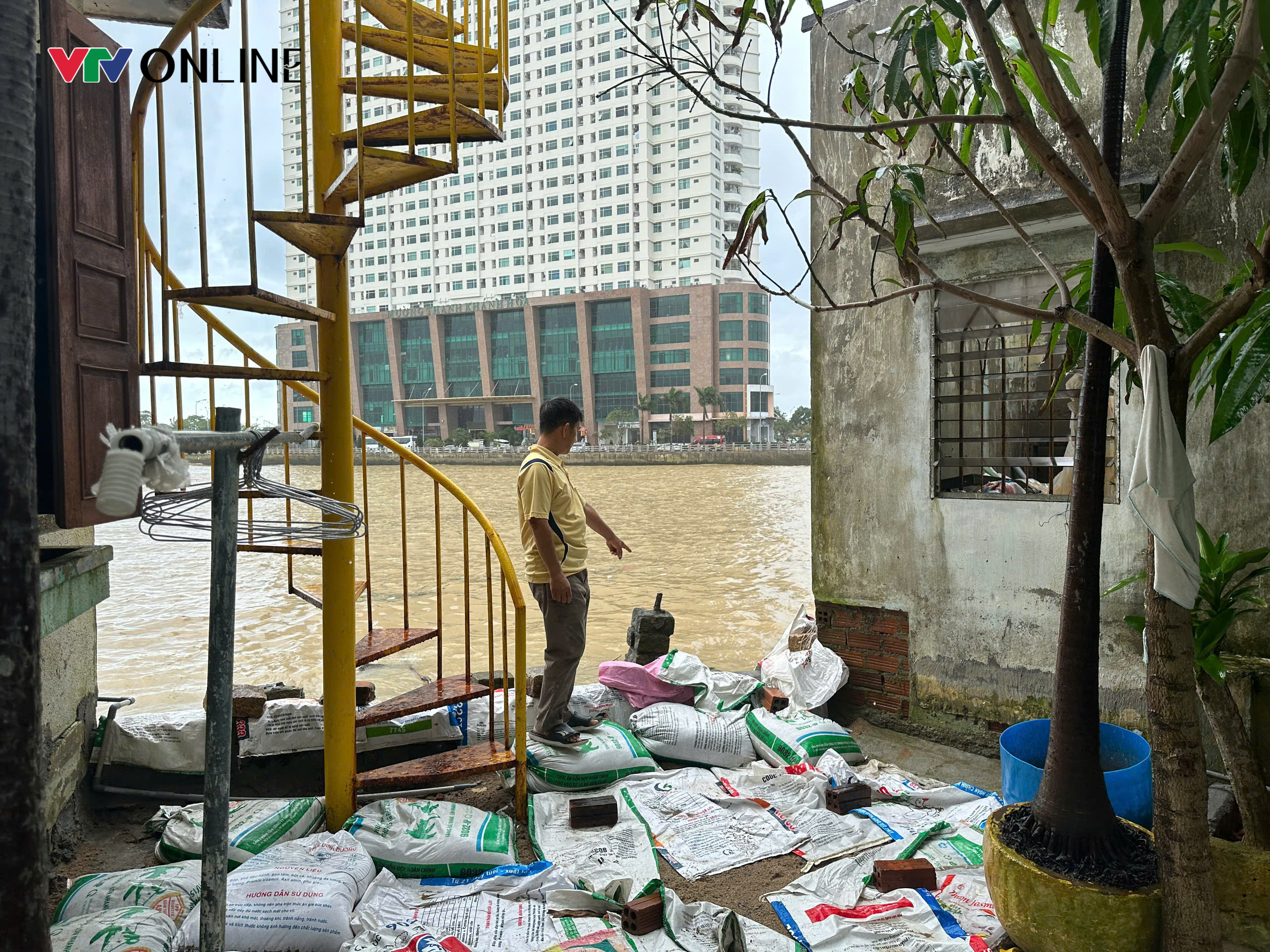 Khánh Hòa: Người dân thấp thỏm, lo âu vì sóng biển tấn công - Ảnh 1.