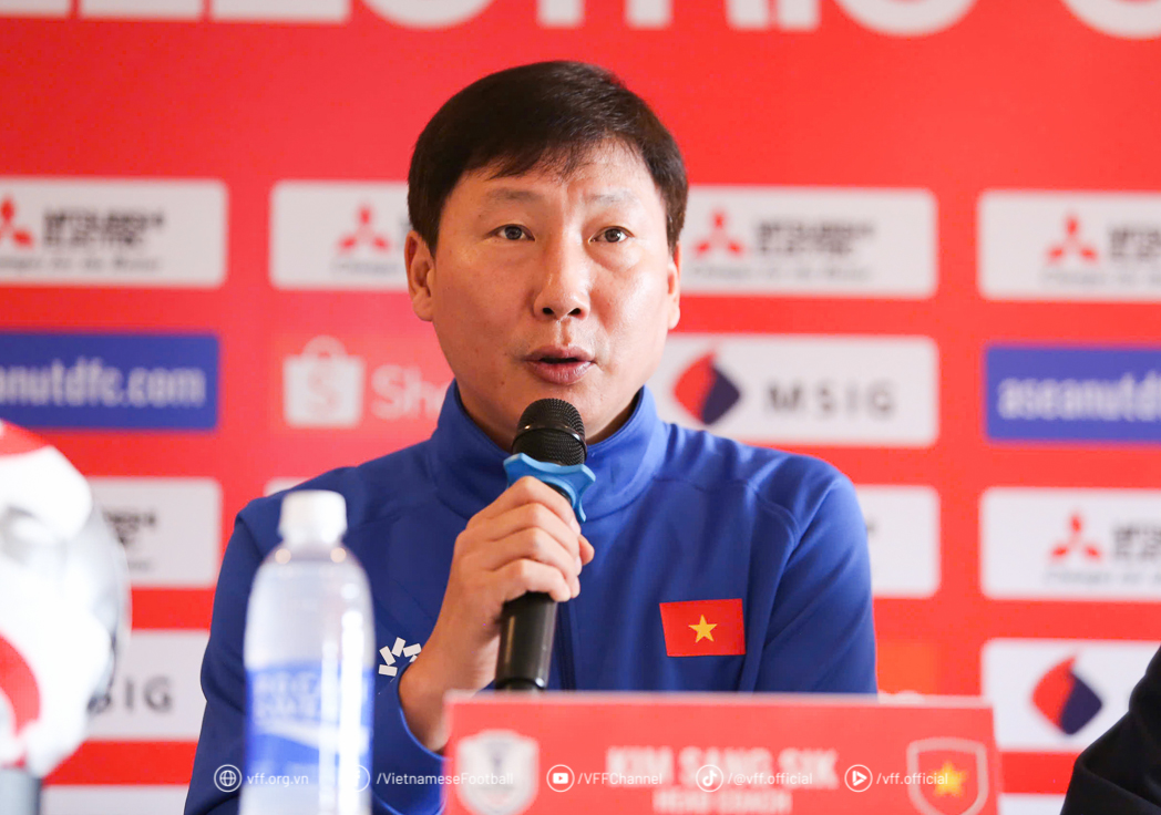 HLV Kim Sang Sik: “Đội tuyển Việt Nam là tập thể đoàn kết, cùng hướng tới chiến thắng” - Ảnh 1.