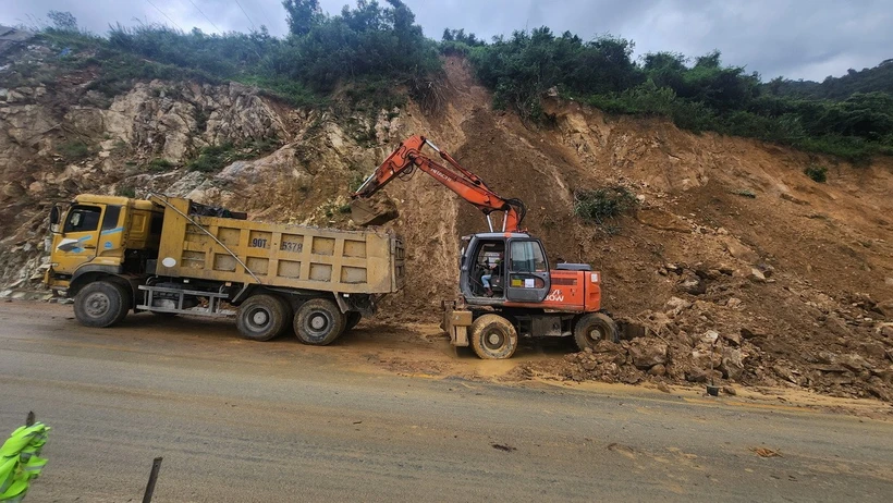 Đèo An Khê tiếp tục sạt lở, hàng nghìn khối đất đá tràn xuống đường - Ảnh 1.