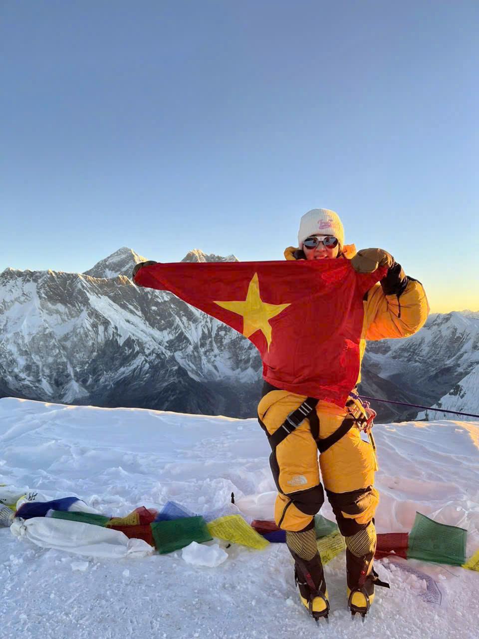 Nguyễn Thanh Bình chinh phục Ama Dablam: Leo núi không chỉ dành cho phái mạnh  - Ảnh 1.