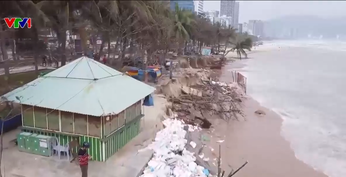 Sạt lở nghiêm trọng ở bờ biển, bờ sông tại Đà Nẵng và Huế - Ảnh 1.