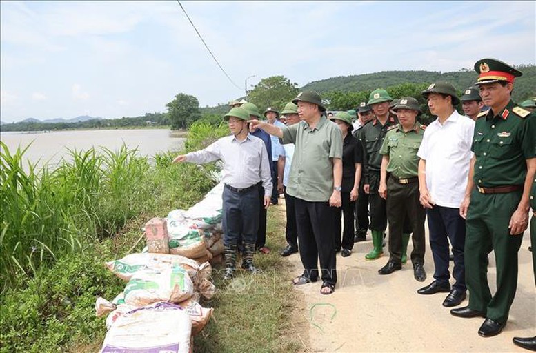 Năm 2024: Đất nước mạnh mẽ, kiên cường vượt qua bão lũ lịch sử - Ảnh 3.