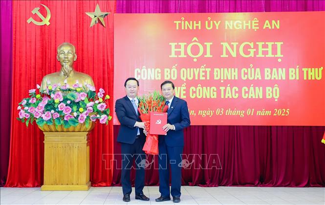 Công bố, trao Quyết định chuẩn y Phó Bí thư Tỉnh ủy Nghệ An - Ảnh 1.