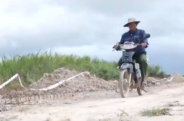 Đê bao ngăn lũ chưa bàn giao đã hư hỏng - Ảnh 2.