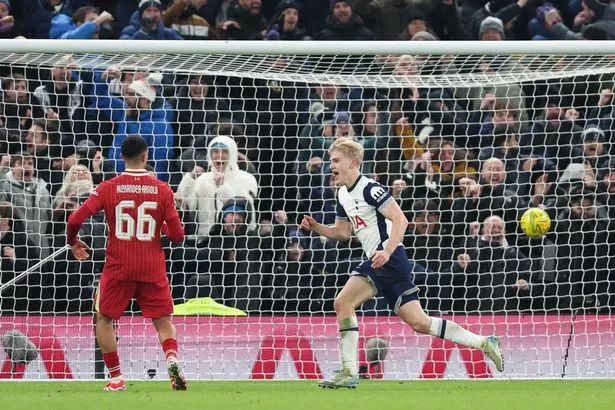 Lucas Bergvall: Từ người hùng Tottenham đến tâm điểm tranh cãi VAR khiến Liverpool nổi sóng! - Ảnh 1.