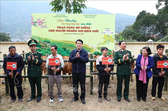 Chủ tịch nước Lương Cường thăm, chúc Tết người dân huyện Sìn Hồ, tỉnh Lai Châu - Ảnh 1.