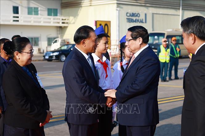 Thủ tướng Chính phủ Phạm Minh Chính tới Vientiane, bắt đầu thăm Lào - Ảnh 2.