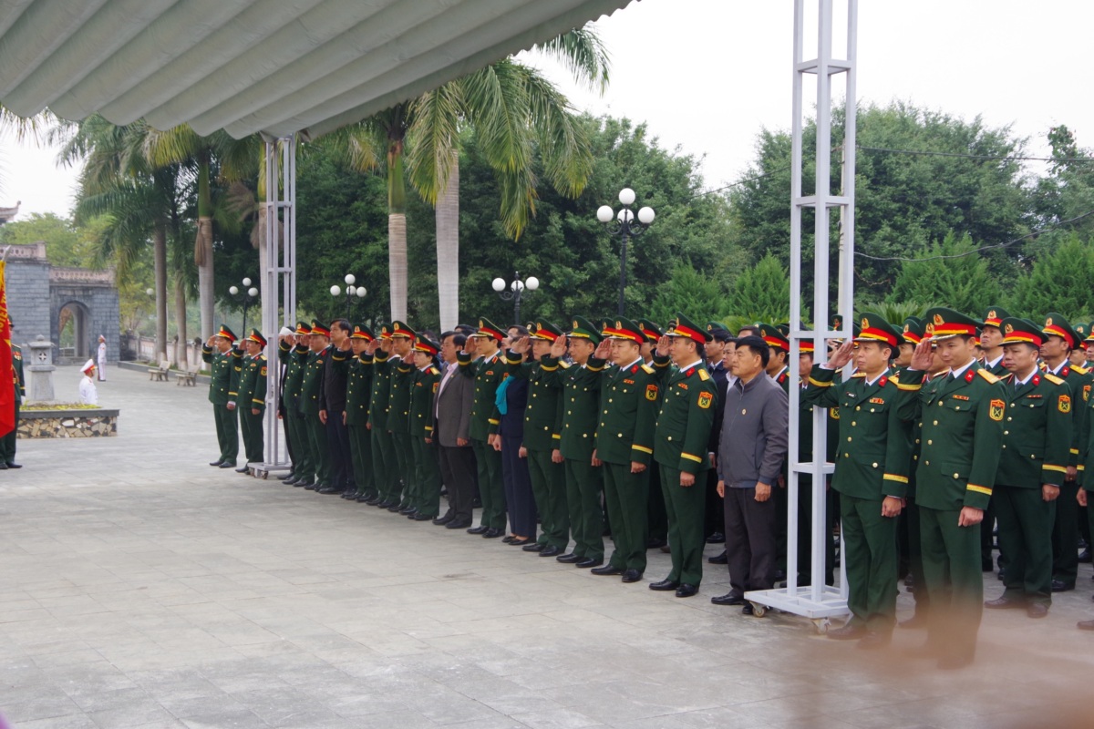 Điện Biên: Truy điệu và an táng liệt sỹ Quân tình nguyện Việt Nam hy sinh tại Lào - Ảnh 3.