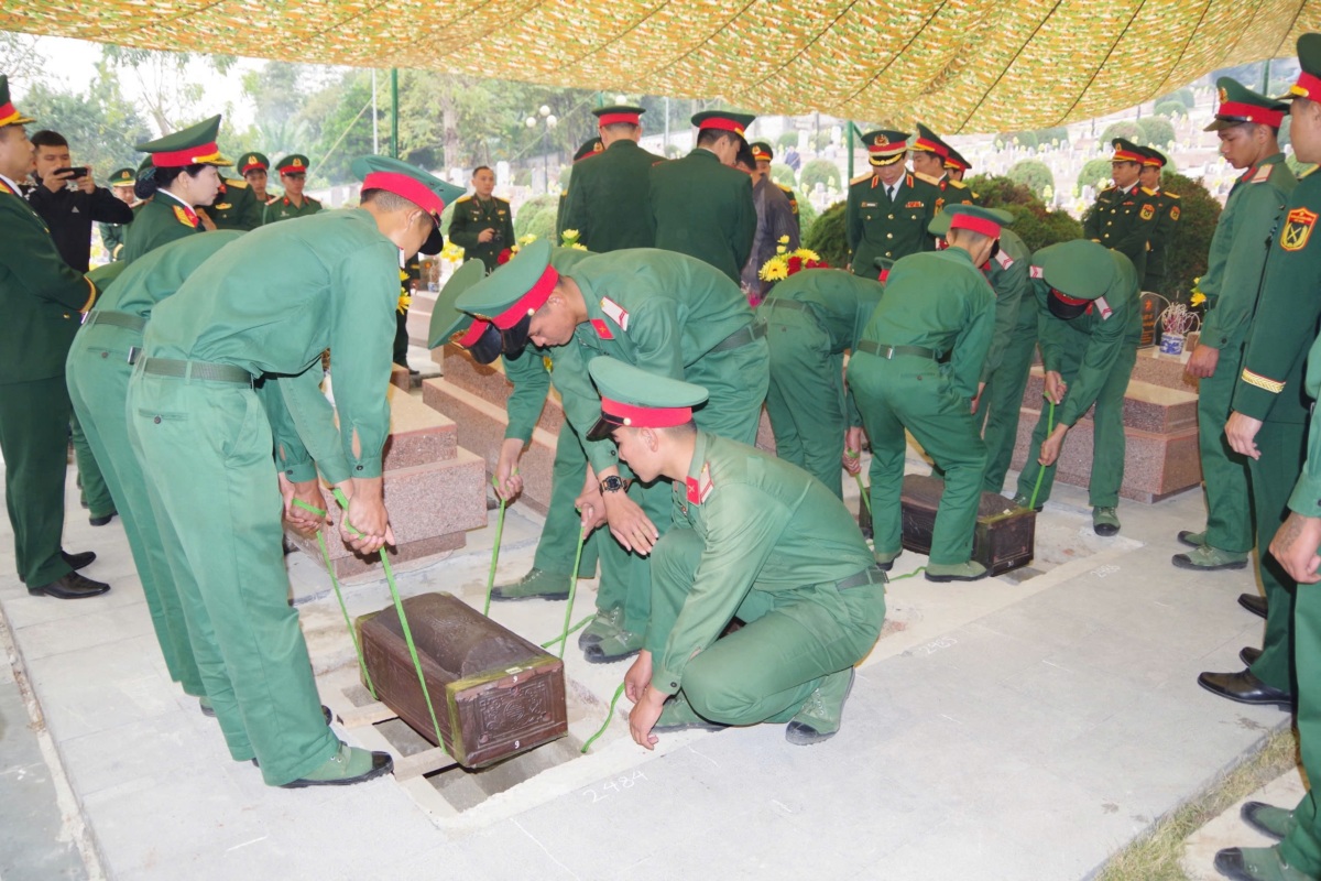 Điện Biên: Truy điệu và an táng liệt sỹ Quân tình nguyện Việt Nam hy sinh tại Lào - Ảnh 2.