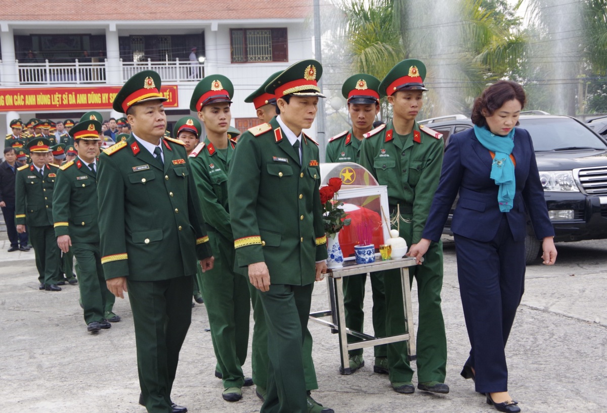 Điện Biên: Truy điệu và an táng liệt sỹ Quân tình nguyện Việt Nam hy sinh tại Lào - Ảnh 1.