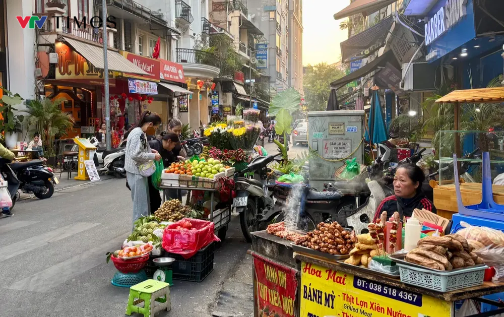 Hơn nửa triệu đồng một con gà ngậm hoa hồng cúng Rằm tháng Chạp - Ảnh 1.