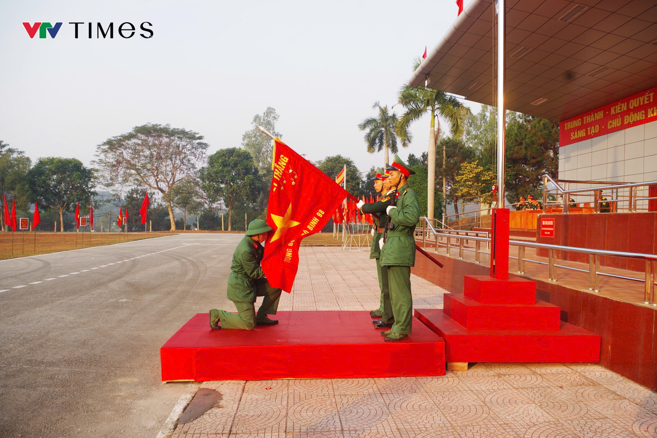 Sư đoàn 316, Quân khu 2 tiễn quân nhân hoàn thành nghĩa vụ quân sự năm 2025 - Ảnh 2.