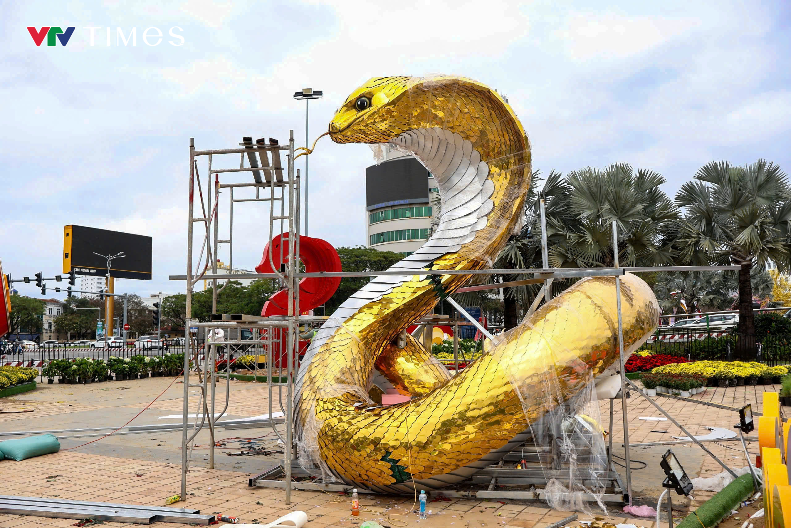 Đà Nẵng trình làng linh vật rắn uy nghi bên sông Hàn - Ảnh 7.