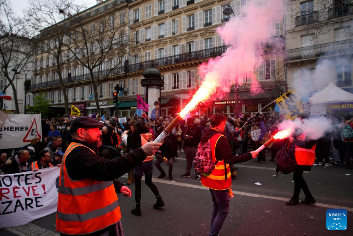 Thủ tướng Pháp mở đường đàm phán lại cải cách lương hưu của Tổng thống Macron - Ảnh 1.