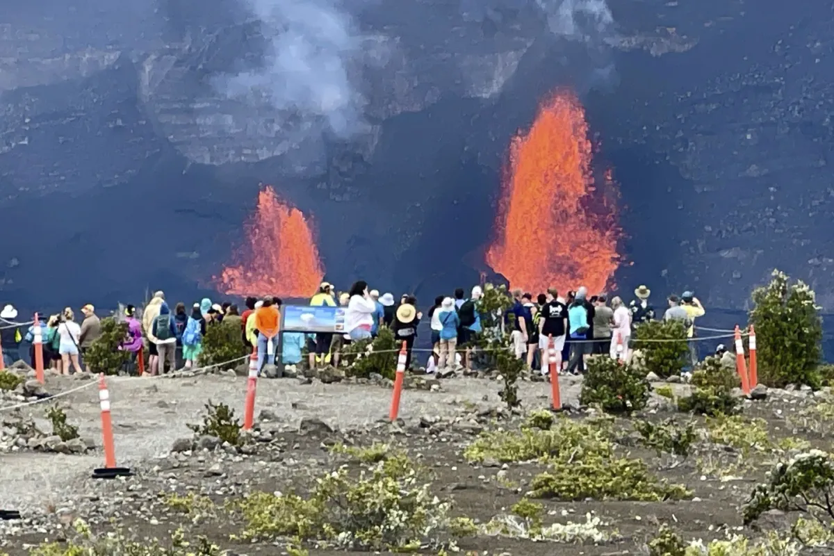 Du khách đổ xô chiêm ngưỡng dòng nham thạch phun trào từ núi lửa Kilauea ở Hawaii - Ảnh 1.