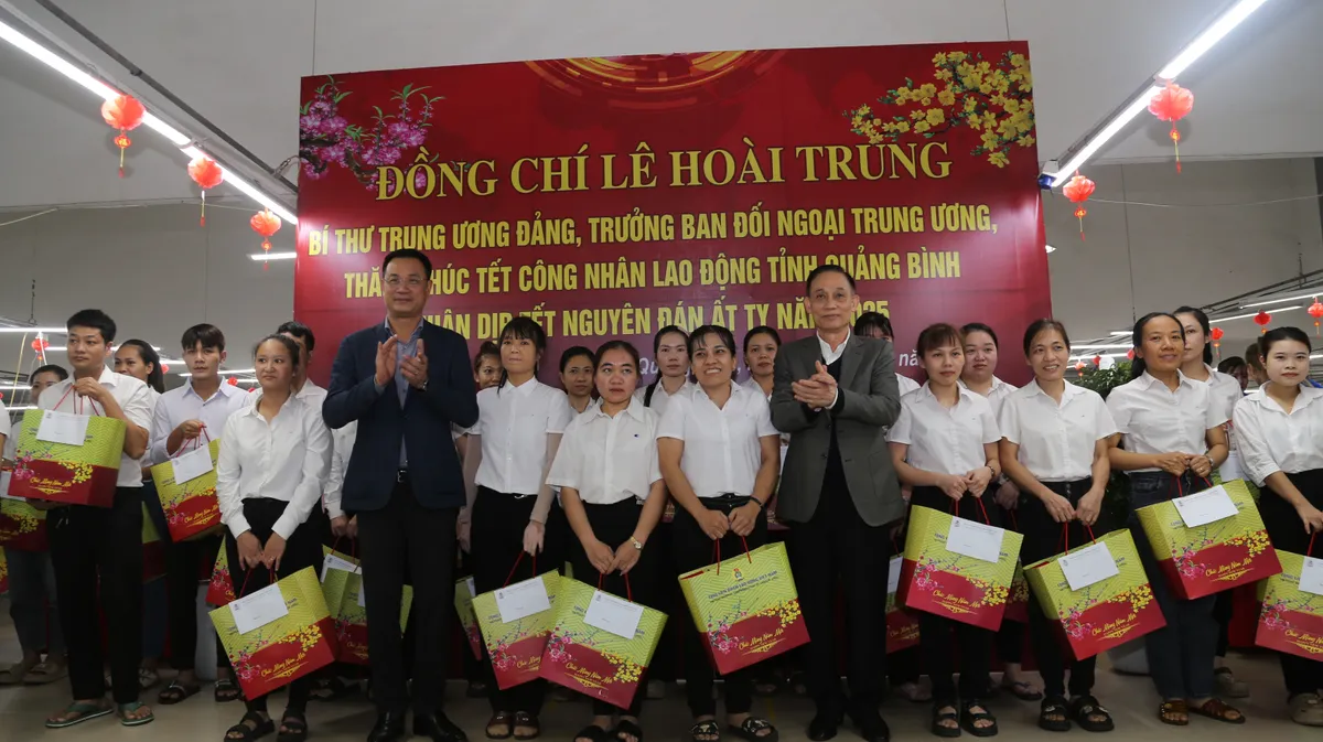 Trưởng ban Đối ngoại Trung ương Lê Hoài Trung thăm, chúc Tết tại Quảng Bình - Ảnh 2.