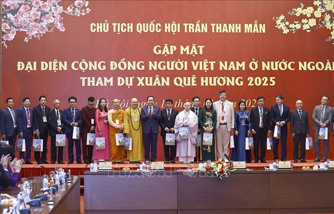 Chủ tịch Quốc hội Trần Thanh Mẫn gặp mặt đại biểu dự chương trình “Xuân quê hương 2025” - Ảnh 2.