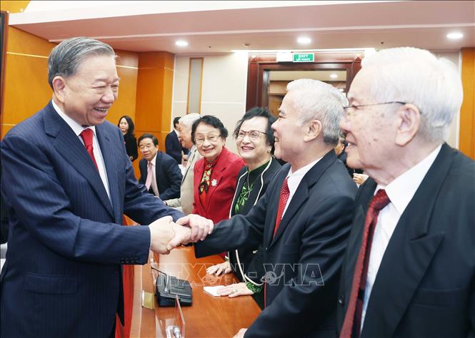 Bộ Chính trị, Ban Bí thư gặp mặt lãnh đạo, nguyên lãnh đạo Đảng, Nhà nước - Ảnh 1.