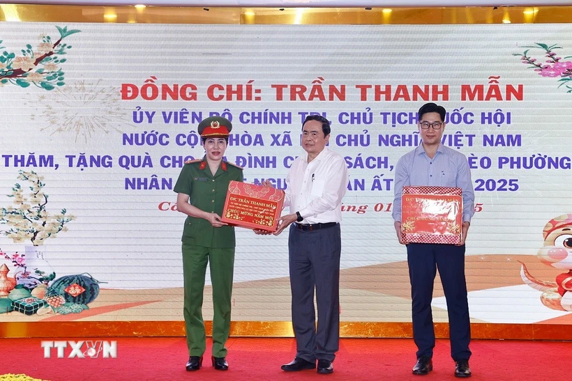 Chủ tịch Quốc hội thăm, tặng quà Tết đồng bào, chiến sỹ thành phố Cần Thơ - Ảnh 1.