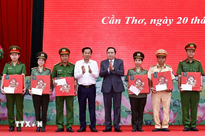 Chủ tịch Quốc hội thăm, tặng quà Tết đồng bào, chiến sỹ thành phố Cần Thơ - Ảnh 3.