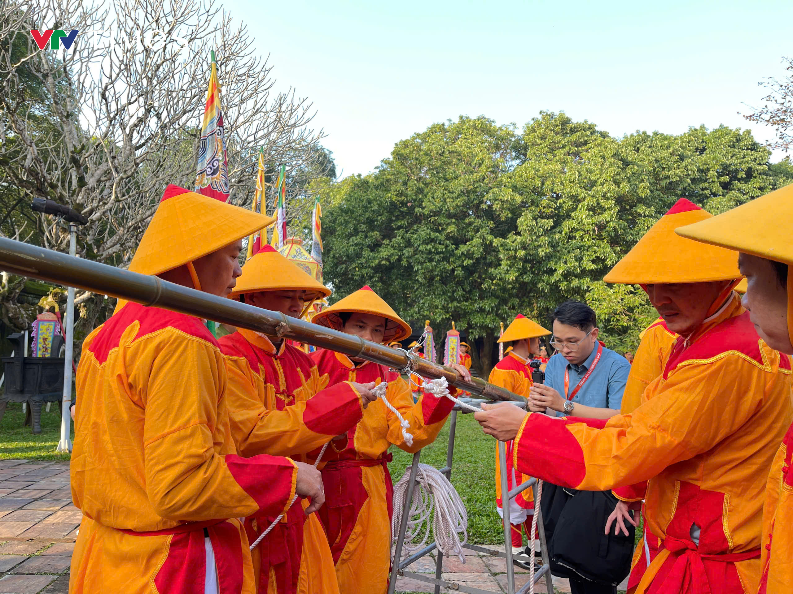 Đại Nội Huế dựng nêu đón Tết Nguyên đán - Ảnh 3.