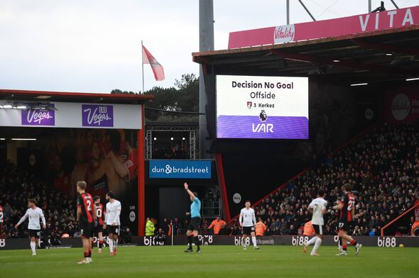 VAR tại Premier League: Những sai lầm và nỗ lực cải thiện trong mùa giải 2024/25 - Ảnh 1.