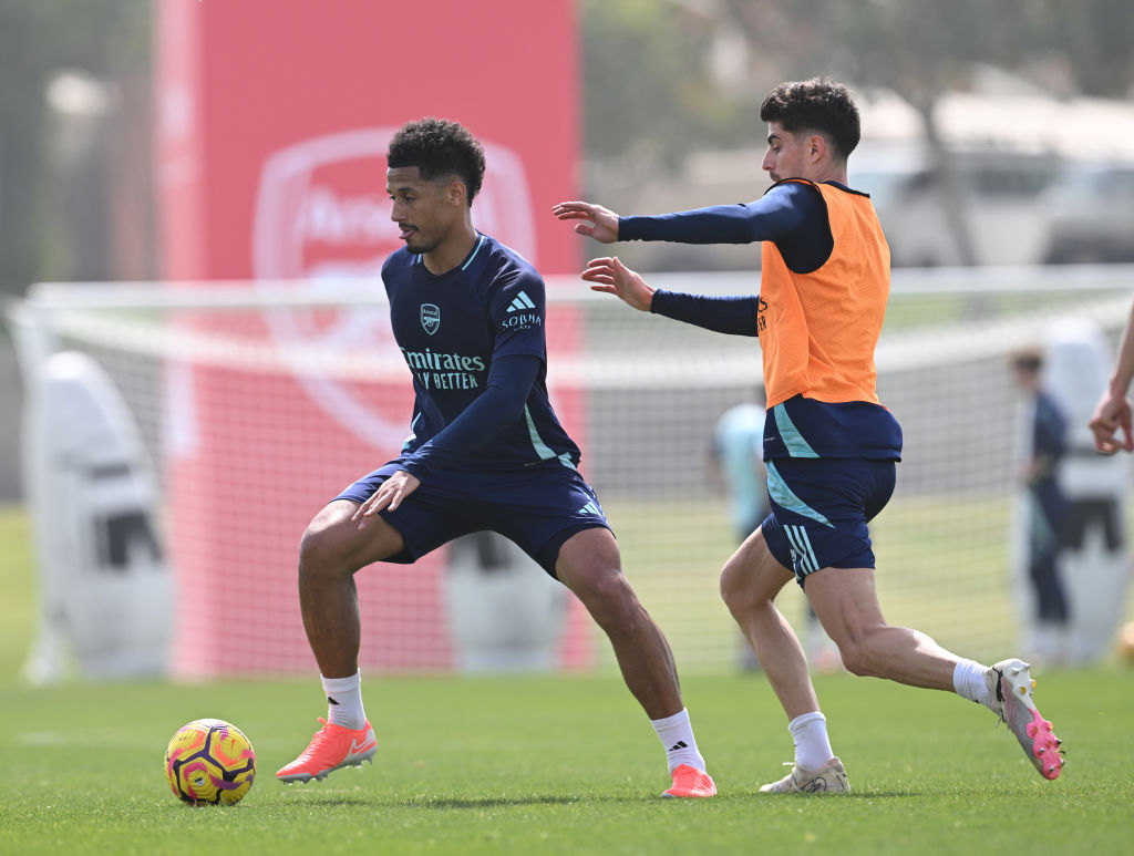 William Saliba phản ứng ra sao khi CĐV Arsenal cầu xin anh không gia nhập Real Madrid? - Ảnh 2.