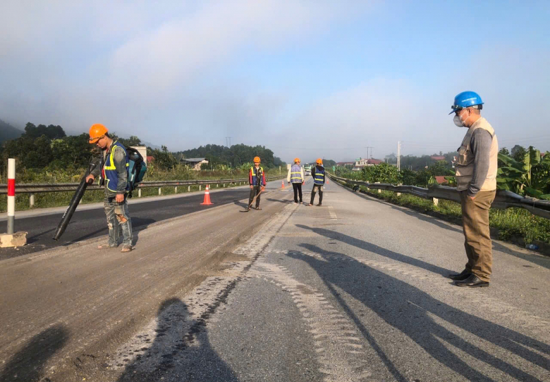 Sữa chữa hệ thống an toàn giao thông trên cao tốc Nội Bài - Lào Cai - Ảnh 1.