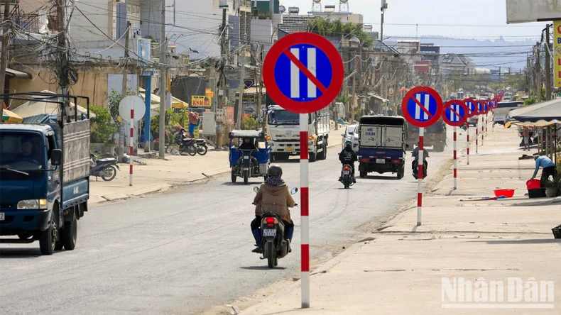 Không tháo dỡ 23 biển báo cấm đậu xe trên 1 km đường | VTV.VN