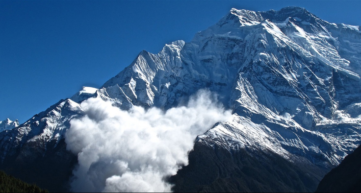 Lở tuyết trên dãy Himalaya (Ấn Độ), hàng chục người mắc kẹt - Ảnh 1.