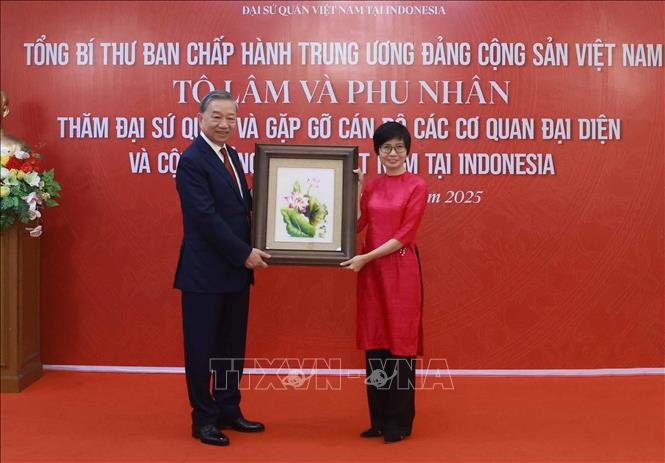 Tổng Bí thư Tô Lâm thăm Đại sứ quán, gặp gỡ cán bộ các cơ quan đại diện và cộng đồng người Việt Nam tại Indonesia - Ảnh 2.