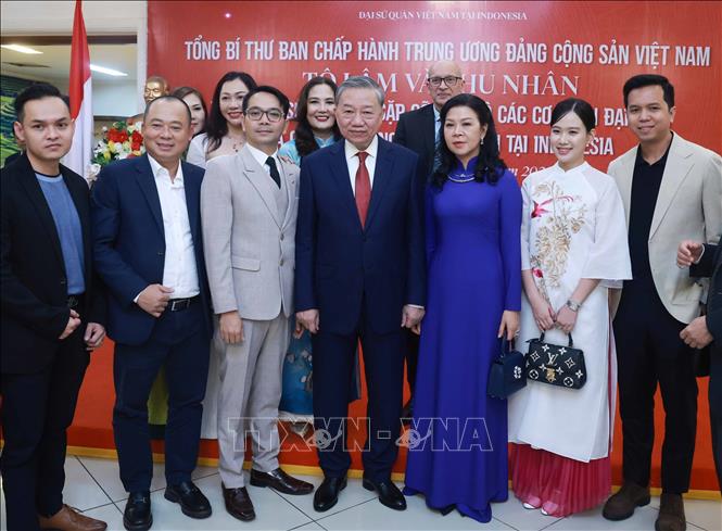 Tổng Bí thư Tô Lâm thăm Đại sứ quán, gặp gỡ cán bộ các cơ quan đại diện và cộng đồng người Việt Nam tại Indonesia - Ảnh 3.