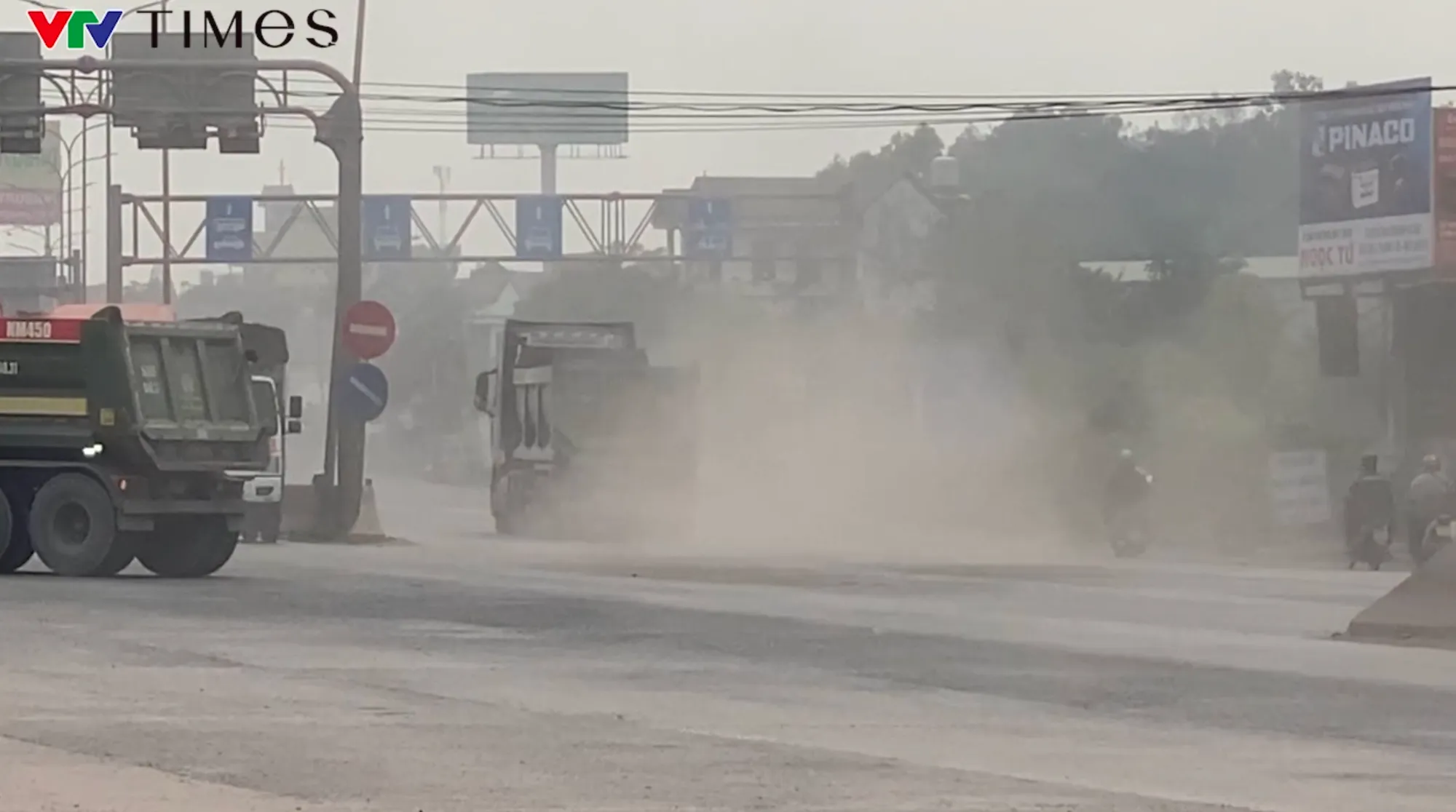 Đồng Nai: Xe ben mỏ đá hoành hành gây bụi mù mịt ra môi trường- Ảnh 1.