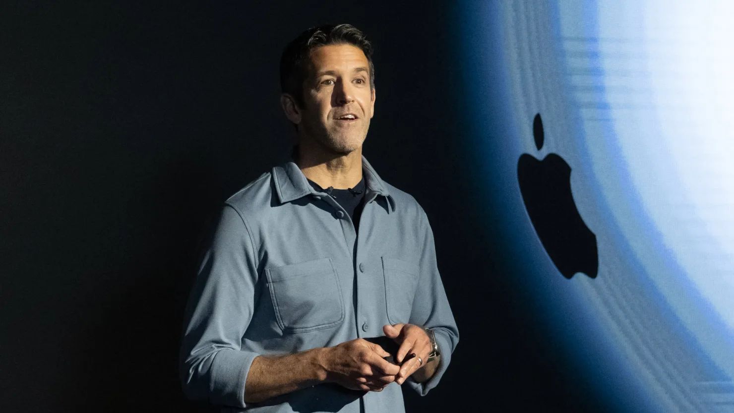 Người sắp thay thế Tim Cook ở Apple là ai?